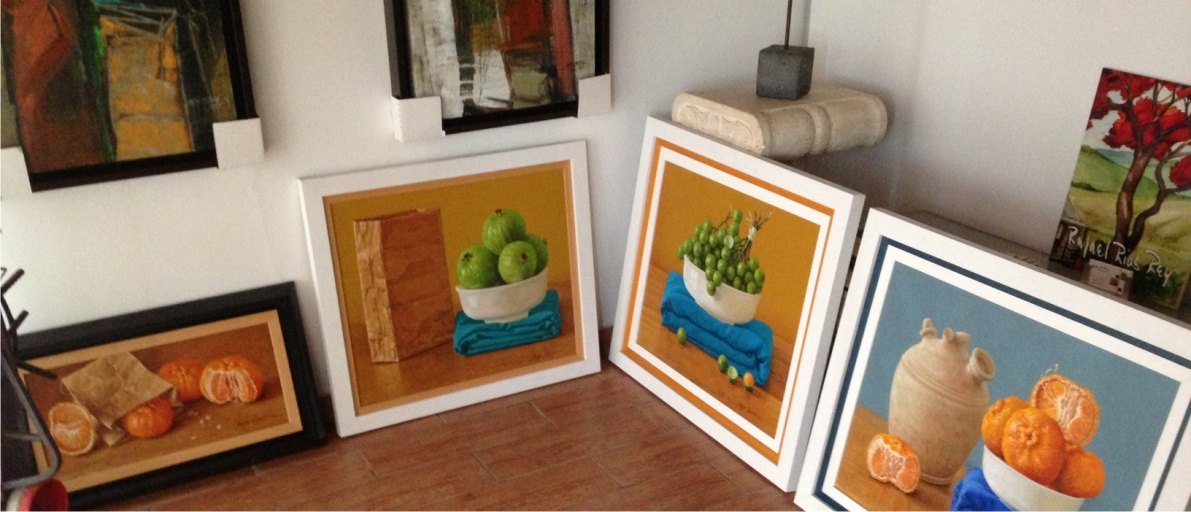 Bodegones de frutas apoyados en la pared de la galería